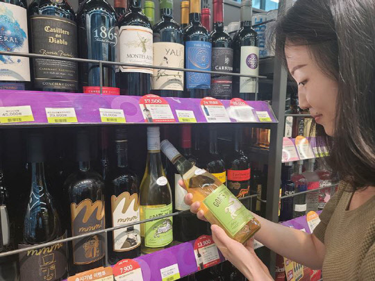 편의점에서 와인을 구매하는 소비자. <BGF리테일 제공>